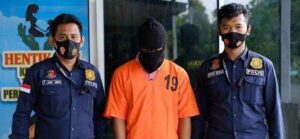 JN (17) diapit dua Penyidik PPA Reskrim Polres Aceh Utara